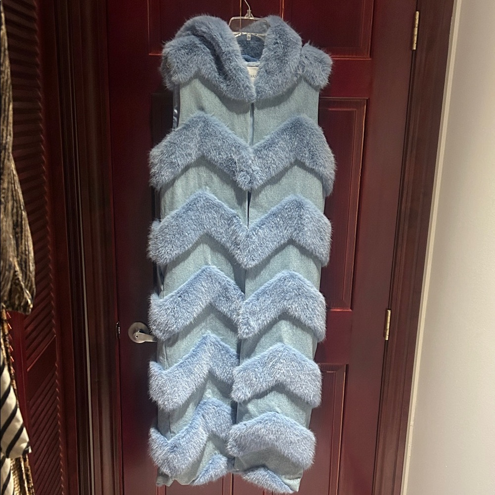 Women's Blue Faux Fur Vest - Picture 6 of 9